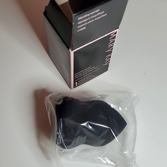 NEW Mary Kay Blending Sponge (in box) - Picture 3 of 5